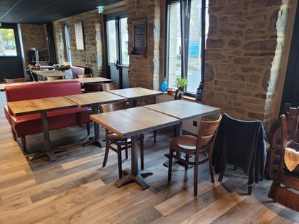 La salle : tables bistrot, chaises et banquettes