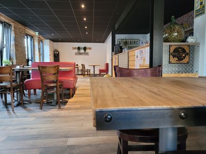 La salle : tables bistrot, chaises et banquettes
