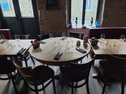 La salle : tables bistrot, chaises et banquettes