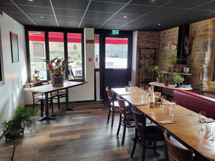 La salle : tables bistrot, chaises et banquettes