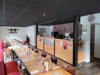 La salle : tables bistrot, chaises et banquettes
