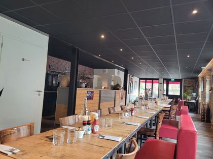La salle : tables bistrot, chaises et banquettes