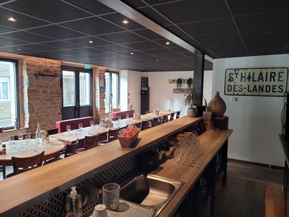 La salle : tables bistrot, chaises et banquettes