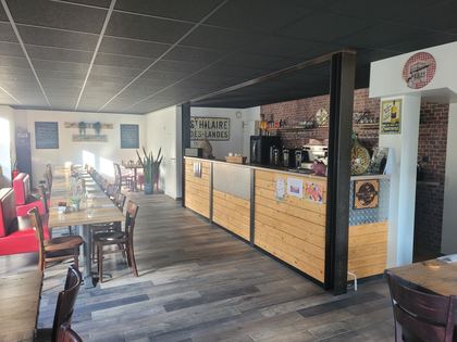La salle : tables bistrot, chaises et banquettes