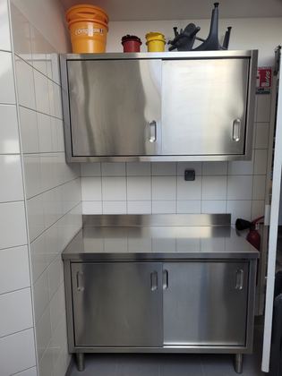 Meuble bas fermé et placard mural suspendu, inox