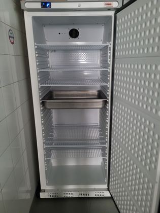 2 armoires réfrigérées positives identiques, 570 L chacune, le lot