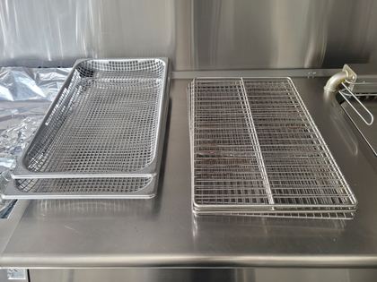Accessoires de cuisson UNOX : plaques, grille à poulets, grilles perforées